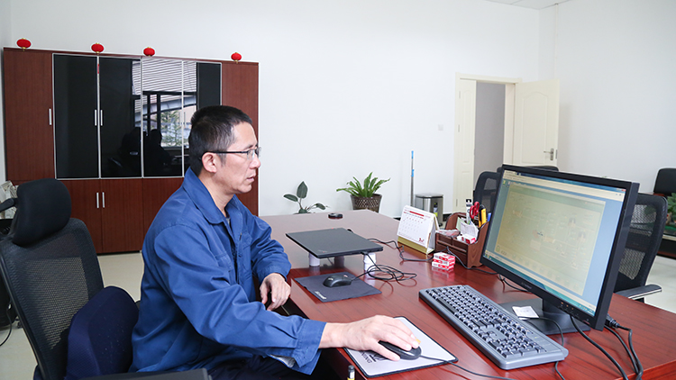 肖云通過在線檢測系統(tǒng)，分析選礦生產數(shù)據(jù).JPG